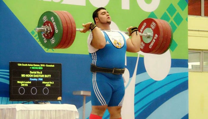 Weightlifter Nooh Dastagir Butt in action. —GeoNews/File