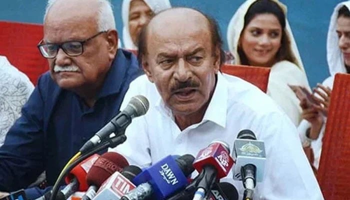 Sindh Pakistan Peoples Party (PPP) President Nisar Ahmed Khuhro (R) speaks to media persons at the People’s Secretariat. — APP/File