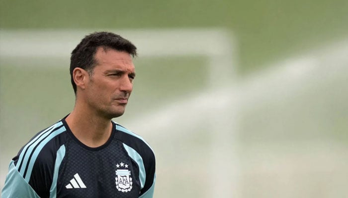 Argentinas head coach Lionel Scaloni reacts during an MD-1 training session at the Sporting KC Training Center in Kansas City on June 21, 2026, on the eve of the 2026 World Cup Group J football match between Argentina and Austria. —AFP