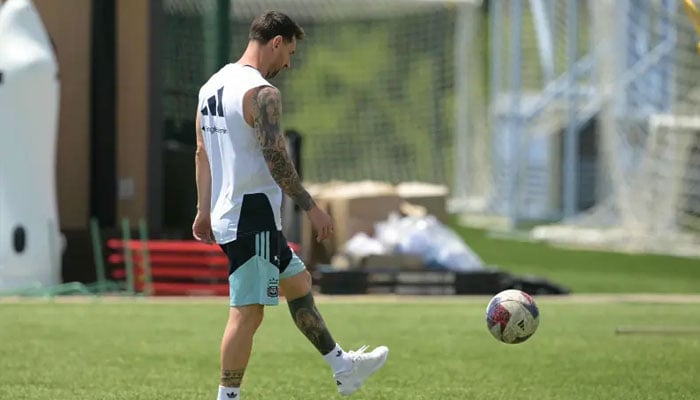 Argentinas forward #10 Lionel Messi takes part in a training session at the Sporting KC Training Centre in Kansas City on June 23, 2026, during the 2026 World Cup football tournament. — AFP