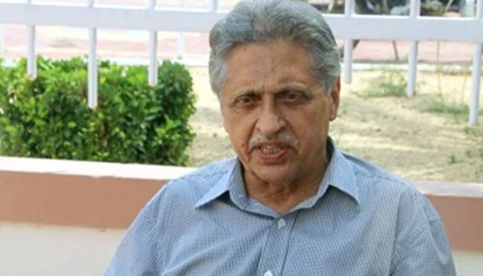 Former hockey player Samiullah Khan is speaking to the media. —PHF/File