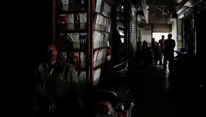 Unannounced outages leave Lahorites sweltering