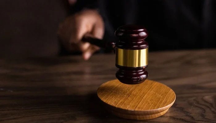 Lawyers, judicial staff clash after judge attacked in Pindi