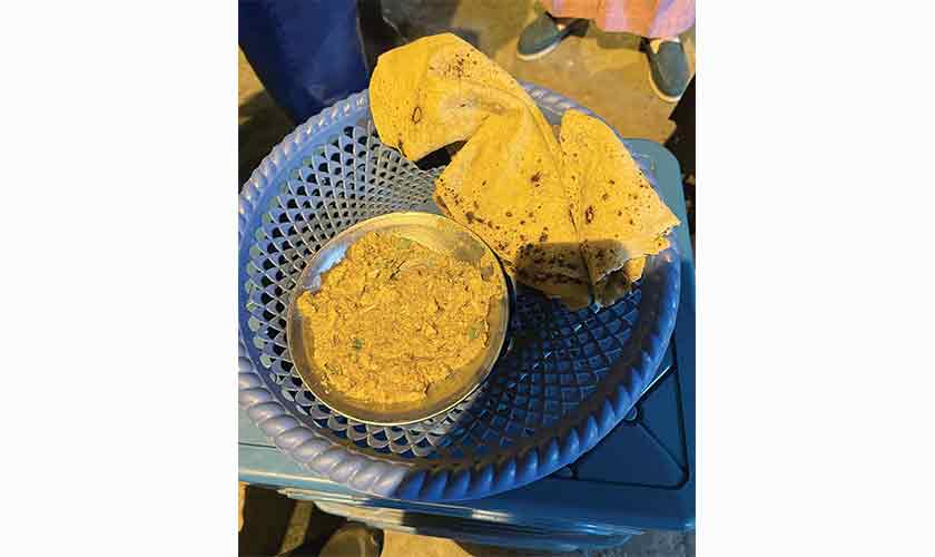 The anda tikki is best enjoyed with rumali roti, known to some as ultay tawway ki roti.