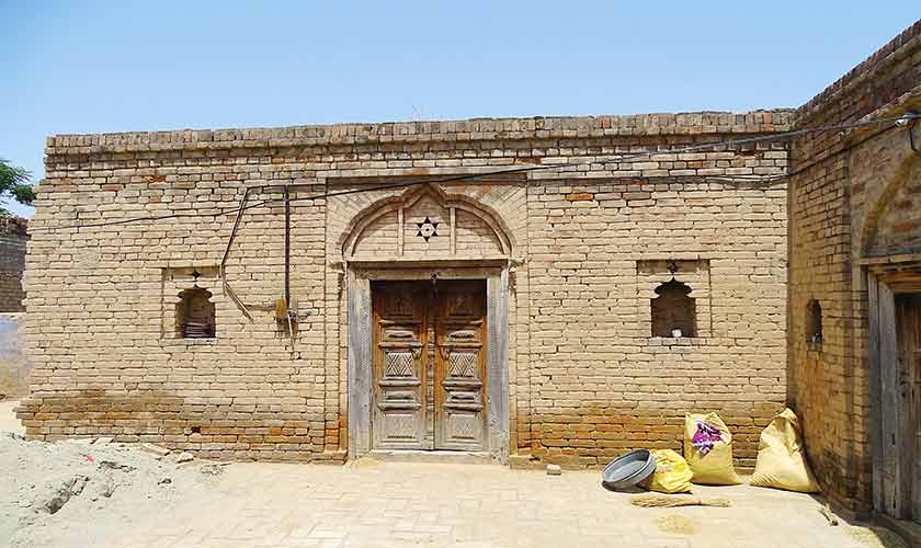Colonial era building in Turkwal village. — Photos by the author
