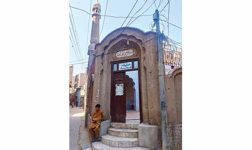 Main entrance to Khalifa Mosque in Shikarpur. View of Khalifa Dawakhano in Shikarpur.