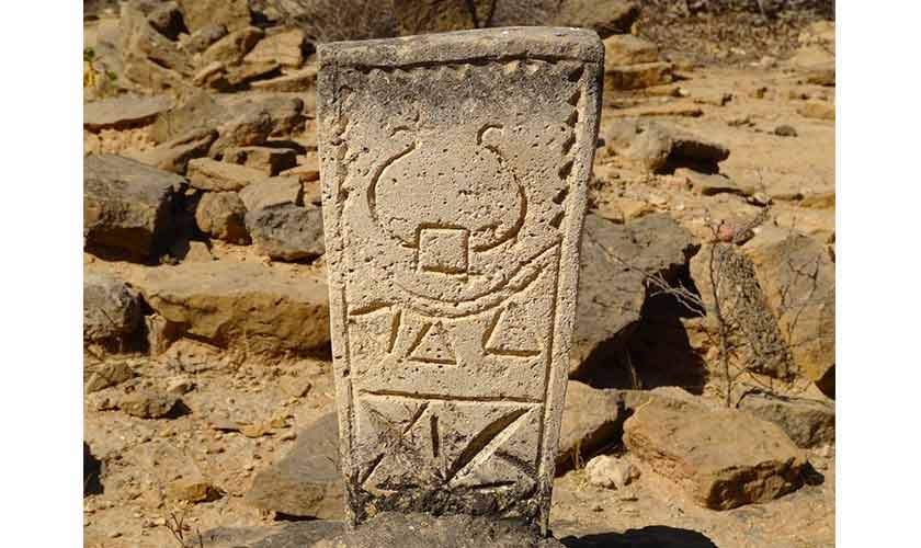 Jewellery depictions on gravestone.