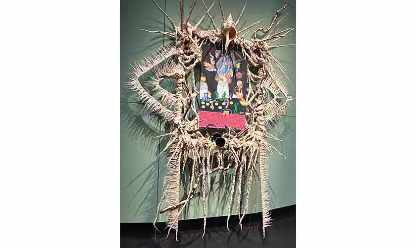 قاذف الأمراض، وحش خرخرة بمرآة على ظهره، 2022 بقلم غوادالوبي مارافيل.