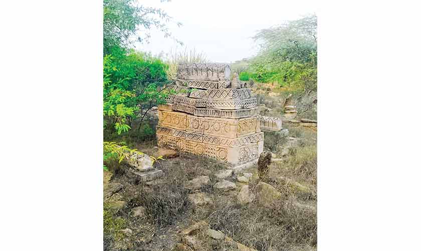 Stone carved grave in Kachela graveyard near Lal Bakhsh village.