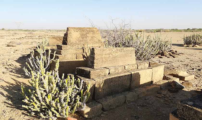Tombs in old cemetery near Lal Bakshsh Kachelo.