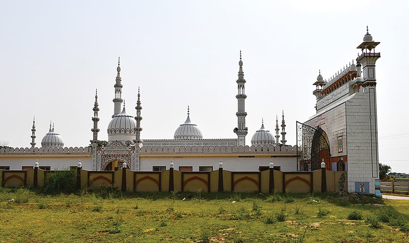 Jamia mosque Ghaus ul Saqlain at Astana Aliya Naqshbandiyya Ameerabad.