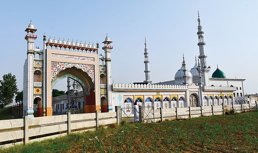 View of Jamia Mosque Ghaus ul Saqlain at Astana Aliya Naqshbandiyya Ameerabad. — Photos by the author