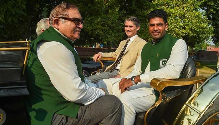 Ace javelin thrower Arshad Nadeem (right) and his coach Salman Iqbal Butt (left) visit Aitchison College, Lahore. — Facebook/@arshadnadeem76