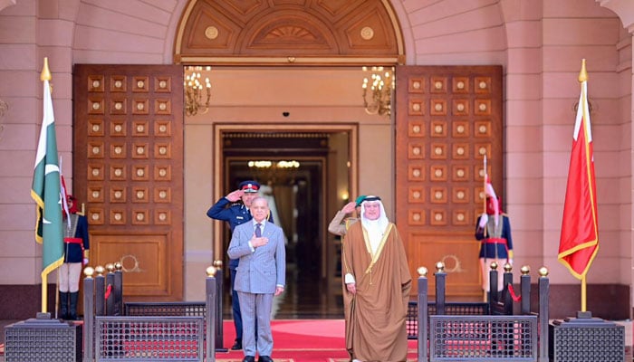 Prime Minister Muhammad Shehbaz Sharif reveives guard of honor at the Al-Qudaibiya Palace in Manama on November 26, 2025. — PMs Office
