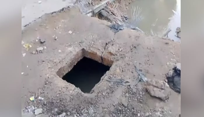 An uncovered manhole near Nipa flyover, wherein three-old-boy slipped into it, Karachi, Decemeber 1, 2025. — Screengrab via YouTube/Geo News