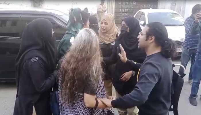 Karachi police arrest female rights activist outisde Karachi Press Club, Karachi, December 4, 2025. — Reporter