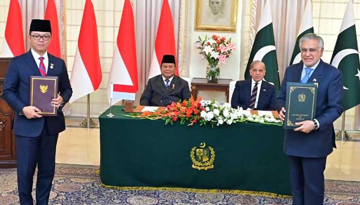 Prime Minister Shehbaz Sharif (right) and Indonesia President Prabowo Subianto present during MoUs signing ceremony between two countries in Islamabad on December 9, 2025. — PID