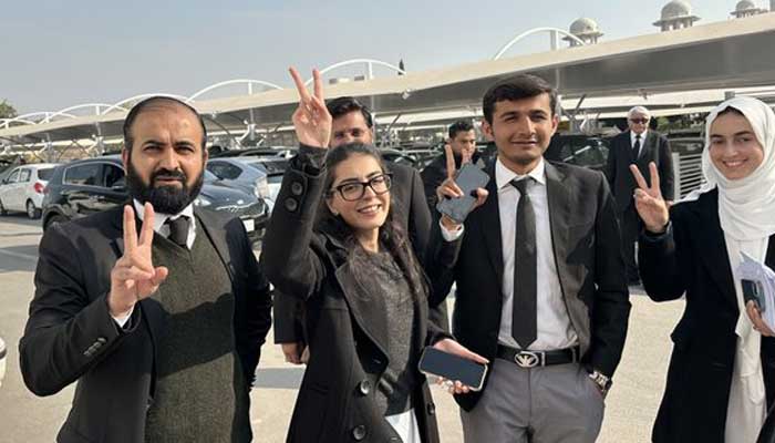 Lawyer Imaan Mazari (centre) pictured alongside her husband Advocate Hadi Ali Chattha (left) outside a court. — X@AsadAToor