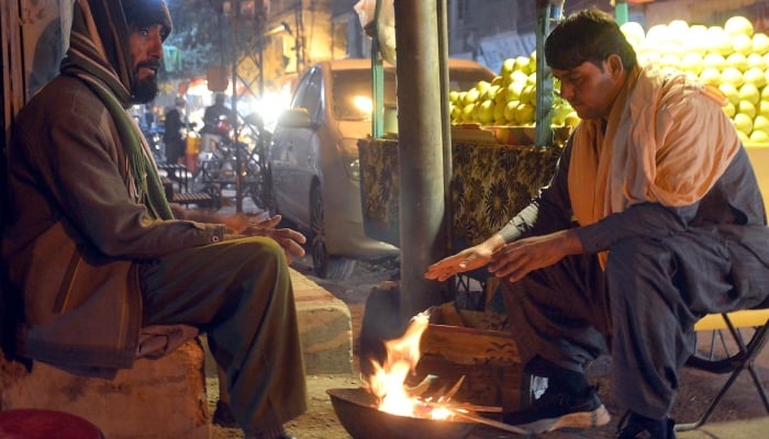 Representational image shows vendors sitting near bonfire due to cold weather in Quetta. — INP
