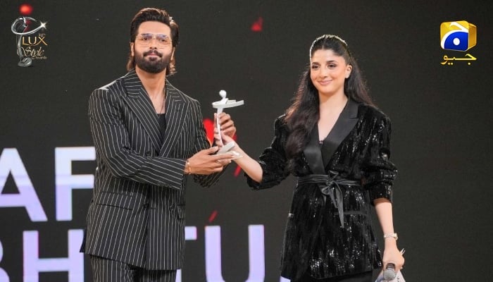 Fahad Mustafa receives Best Actor Drama (Male) for his role in Kabhi Main Kabhi from actor Mawra Hocane at the Lux Style Awards in Karachi on December 12, 2025. — LUX Awards