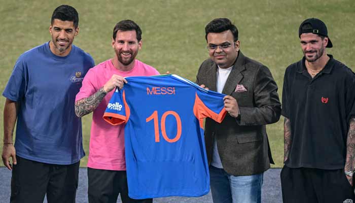 Argentina’s footballers Lionel Messi (2left), Rodrigo De Paul (right) and Uruguayan footballer Luis Suárez (left) pose for a photograph with International Cricket Council (ICC) chairman Jay Shah during his Goat Tour at the Arun Jaitley Stadium in New Delhi on December 15, 2025.— AFP