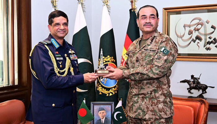 Field Marshal Syed Asim Munir (right) presents a Minar-e-Pakistan memento to Bangladesh Air Chief Marshal Hasan Mahmood Khan at GHQ in Rawalpindi on January 8, 2025. — ISPR