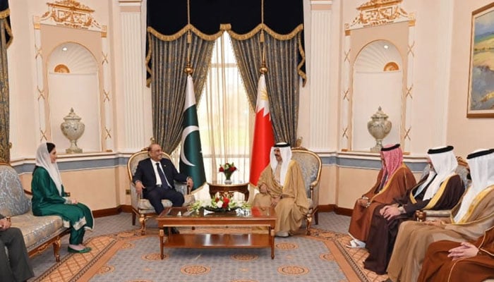 (From left to right) First Lady Aseefa Bhutto-Zardari, President Asif Ali Zardari and King Hamad bin Isa Al Khalifa of Bahrain meet in Manama on January 14, 2026. — PID