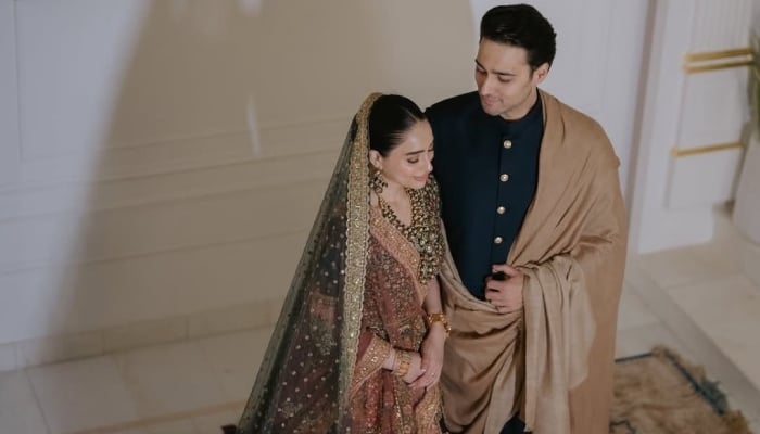 An elegant click from Junaid Safdar and Shanzeh Alis mehndi event photoshoot. — Instagram@irfanahson