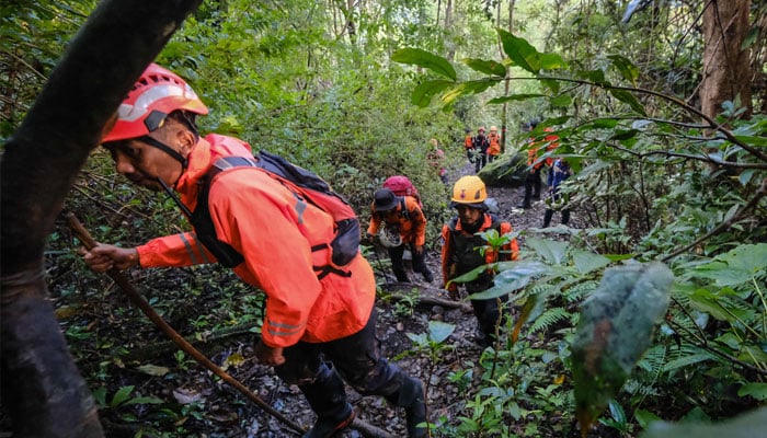 Joint search and rescue teams climb towards the suspected crash site of an Indonesia Air Transport turboprop plane that lost contact a day earlier while flying from Yogyakarta to Makassar, in the Bulusaraung Mountains, South Sulawesi, Indonesia on January 18, 2026. — AFP