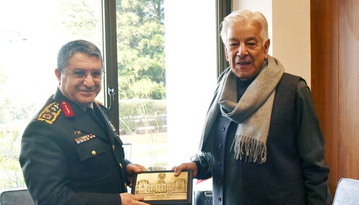 Defence Minister Khawaja Muhammad presents a souvenir to Turkish Armed Forces Chief of General Staff, General Selçuk Bayraktaroğlu, on January 30, 2026. — PID