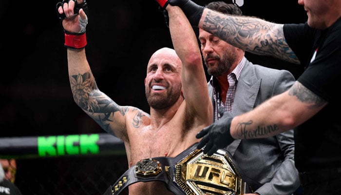 Alexander Volkanovski celebrates winning the men´s featherweight division title fight against Diego Lopes during the UFC 325 at Qudos Bank Arena in Sydney on February 1, 2026. — AFP