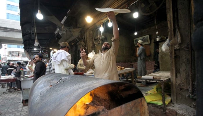 A man busy in preparing special traditional bread before Iftar during Ramadan, at Saddar area in Peshawar, KP, March 24, 2025. — PPI