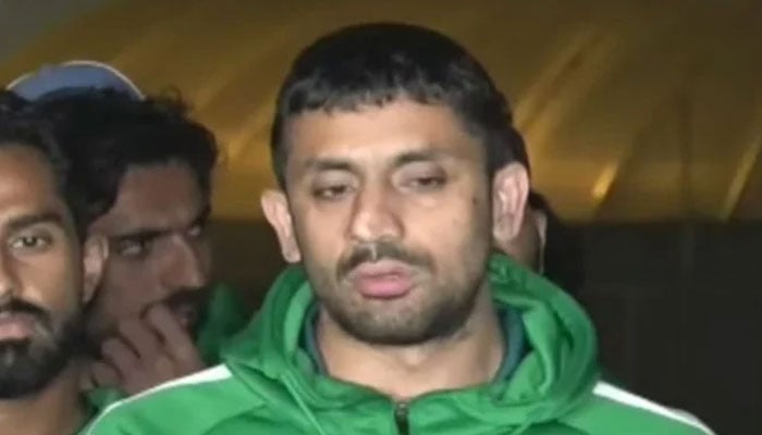 Pakistan national hockey team captain Ammad Shakeel Butt talking to the media at the Lahore airport on February 17, 2026. — Geo News/Screengrab