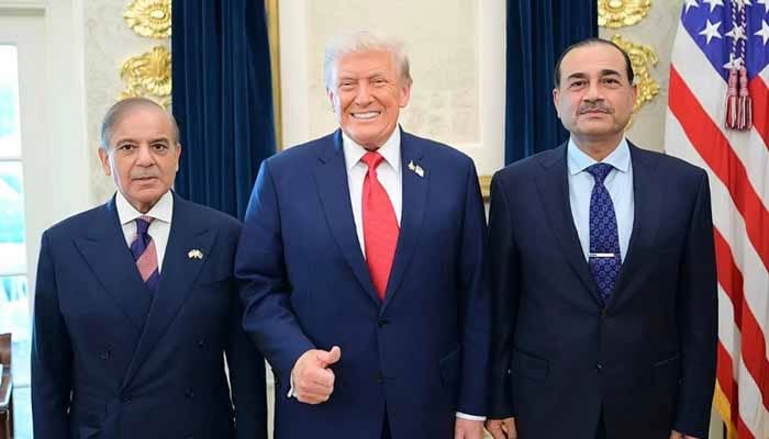 (From left to right) Prime Minister Shehbaz Sharif, US President Donald Trump, and Field Marshal Asim Munir pose for a photo at the White House in Washington, on September 25, 2025. — X/PakPMO