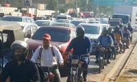 Karachi's II Chundrigar Road faces severe traffic jam due to blockades