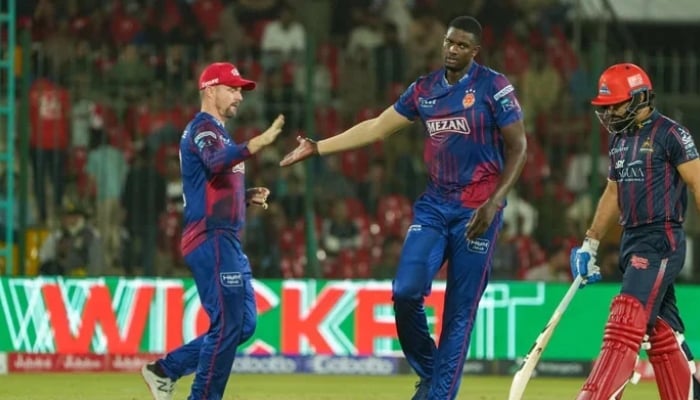 Islamabad Uniteds Jason Holder (centre) celebrates with Colin Munro after dismissing Karachi Kings Aamir Jamal (right) during their PSL 10 match at the National Bank Stadium in Karachi on April 20, 2025. — PCB