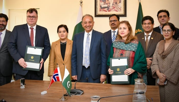 Climate Change Minister Musadik Malik (centre) pose for a photo with Pakistani and Norwegian officials after the two countries signed Pakistan’s first carbon market deal at the Ministry of Climate Change and Environmental Coordination, Islamabad, April 1, 2026. — X/@ClimateChangePK