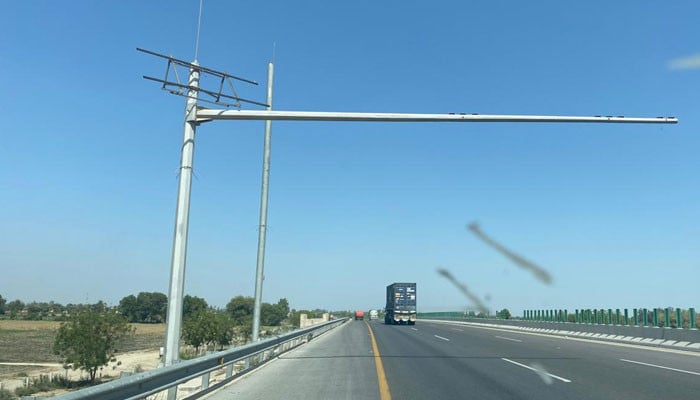 Katcha area dacoits steal surveillance cameras on Sukkur-Multan motorway in Sindh