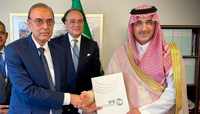 SBP Governor Jameel Ahmad (left) and SFD Chief Executive Officer Sultan bin Abdulrahman Al-Marshad shake hands after signing an agreement in Washington, US, April 17, 2026. — X/@Financegovpk