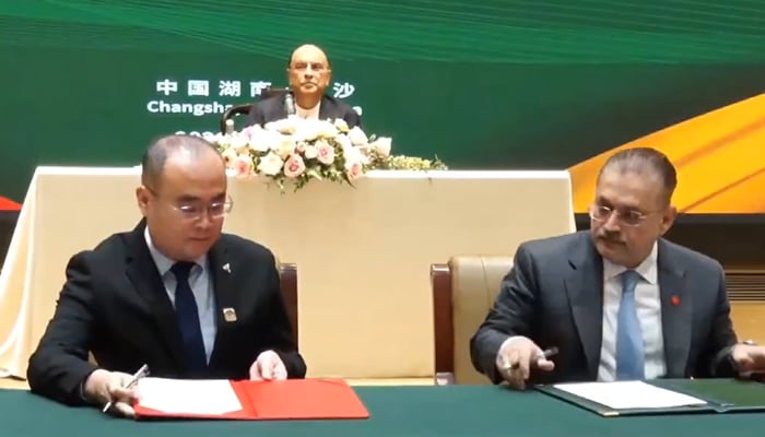 President Asif Ali Zardari, who is on a five-day visit to China, witnesses signing of three MoUs between Pakistani and Chinese entities, Hunan, China, April 27, 2025. — APP