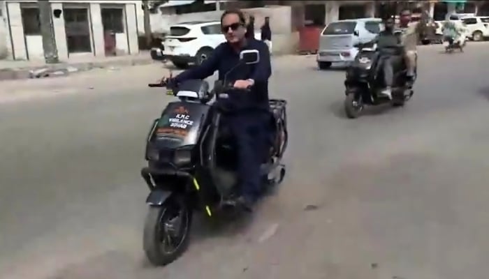 Karachi Mayor Murtaza Wahab can be seen riding e-bike on May 8, 2026. — Screengrab via Geo News