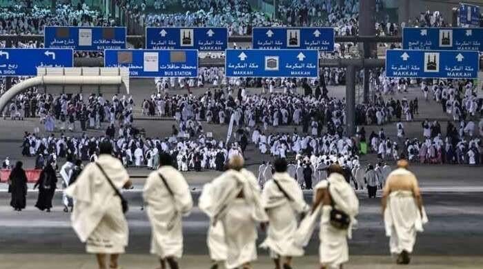 Pilgrims begin leaving Makkah after completing Hajj 