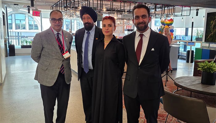 Zafar Masud and Momina Mustehsan in a group photo with other speakers of the event. — The Pakistan Initiative