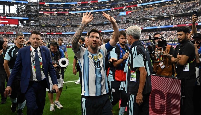 Argentinas forward #10 Lionel Messi waves as he leaves the pitch after winning the 2026 World Cup Group J football match between Argentina and Austria at the Dallas Stadium in Arlington on June 22, 2026. — AFP