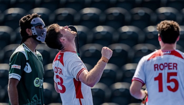 Englands Jack Waller (centre) celebrates after winning the FIH Pro League 2026 match against Pakistan at the Lee Valley Hockey and Tennis Centre in London on June 24, 2026. — FIH